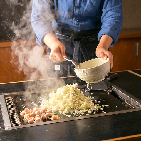 鉄板でキャベツを炒める
